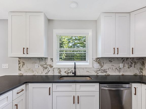 5th image of 809 Carson Dr