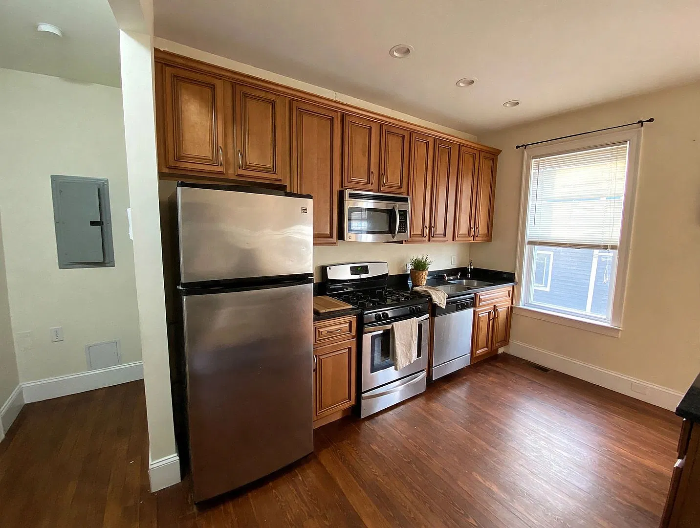 Renovated Gem near NEU! Stainless Steel, Laundry in Unit, Cat OK! — Photo 2