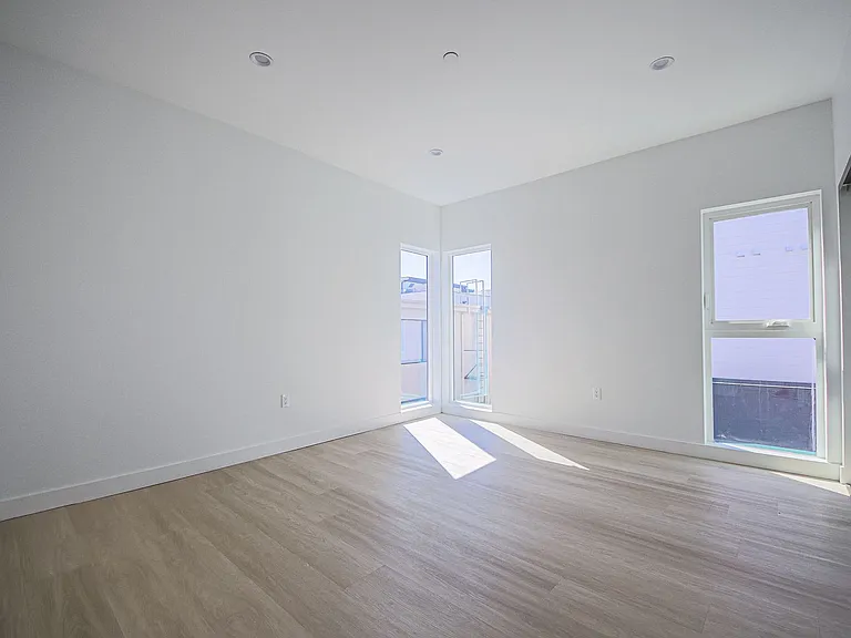 5263 Cartwright Ave — Photo 10