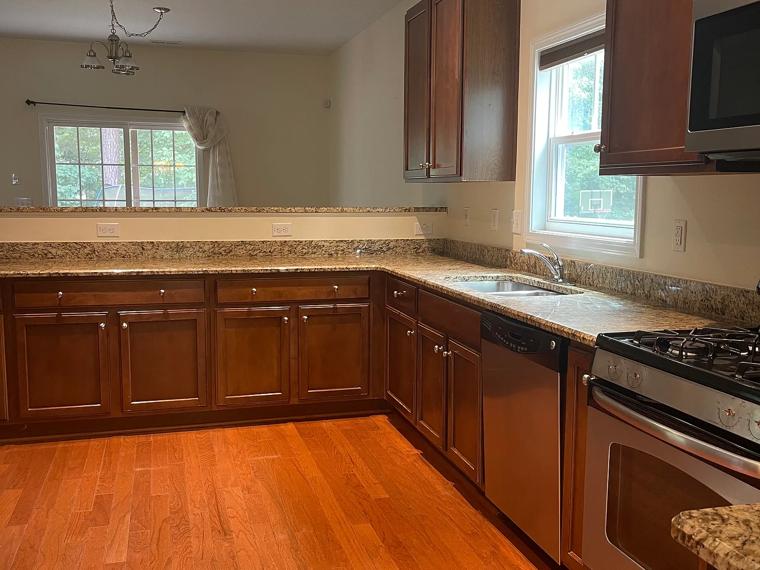 5 bed, 2.5 bath, 2950 sqft, $3,300 — Photo 4