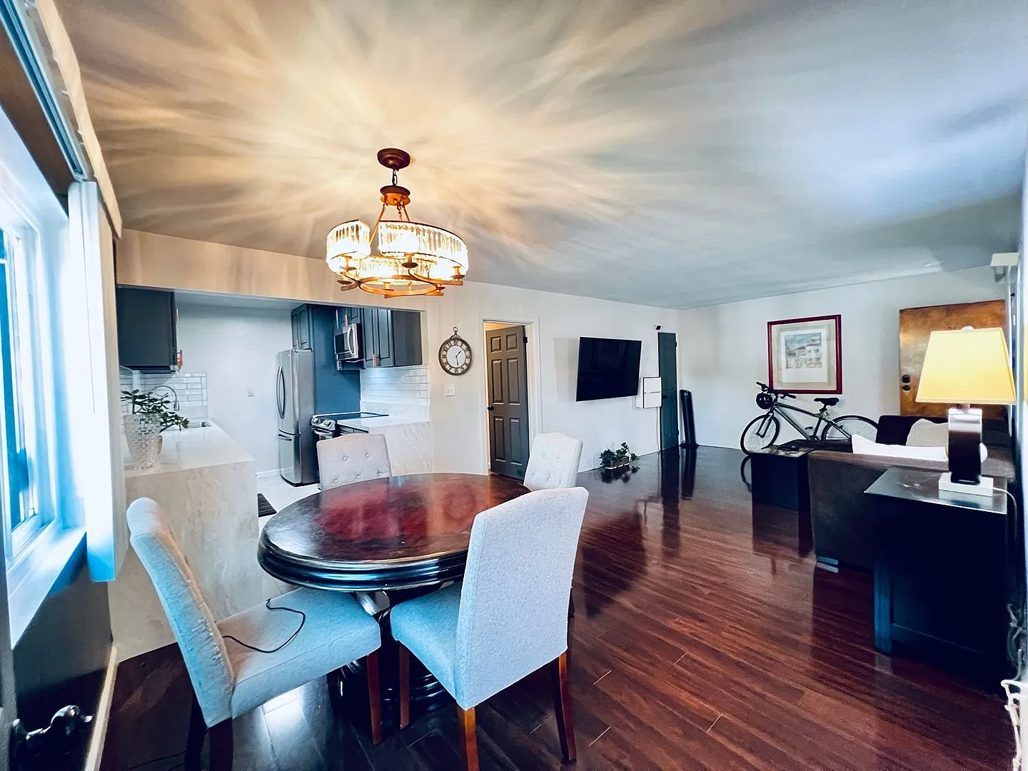Catch this Property before it goes - Light and Bright — Photo 2