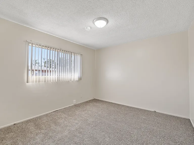 621-625 W. Hyde Park Blvd. — Photo 16