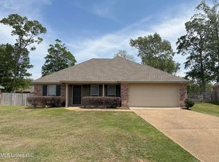 104 W Pinebrook Dr, Brandon, MS 39047