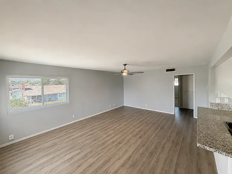 5900 Stockdale Hwy — Photo 2