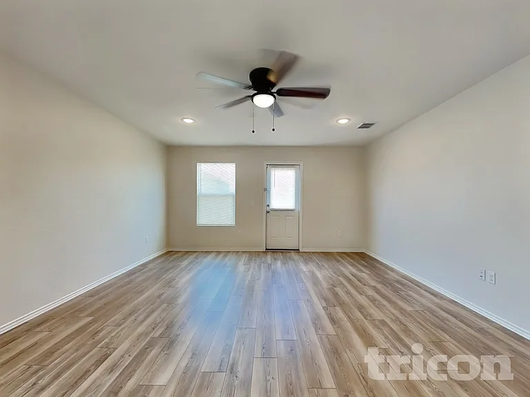 1125 Waggoner Dr — Photo 2