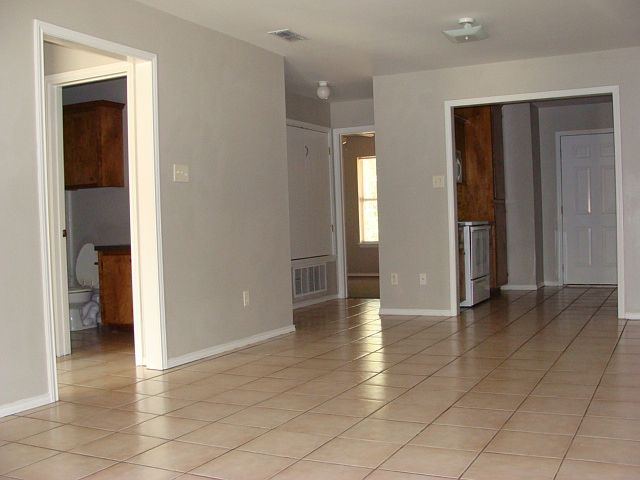 2nd image of 1028 San Saba St