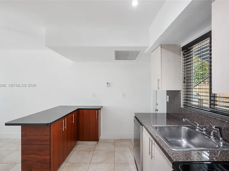 932 SW 6th St #5 — Photo 7