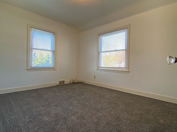 5th image of 821 Holmes St