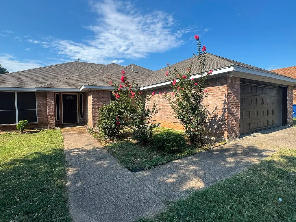 3 bed, 1841 sqft, $2,095 — Photo 2