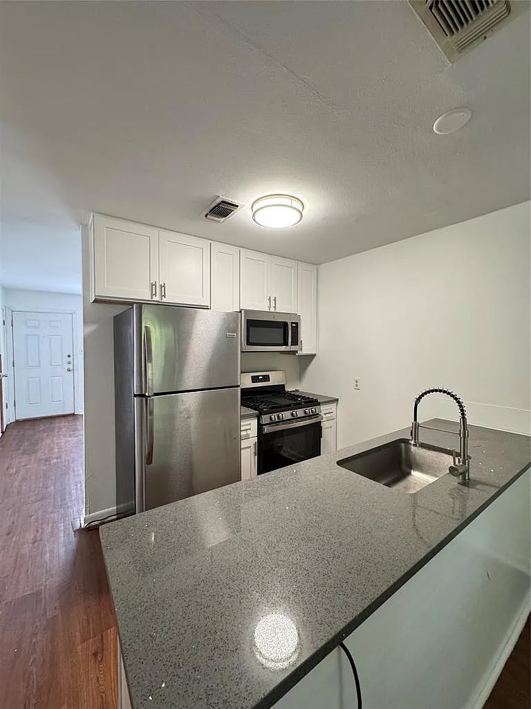 2 bed, 1.0 bath, 2049 sqft, $1,350 — Photo 3