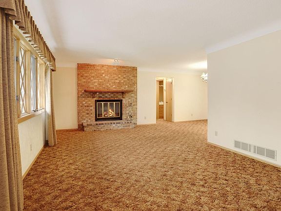 5th image of 2083 Charles St N