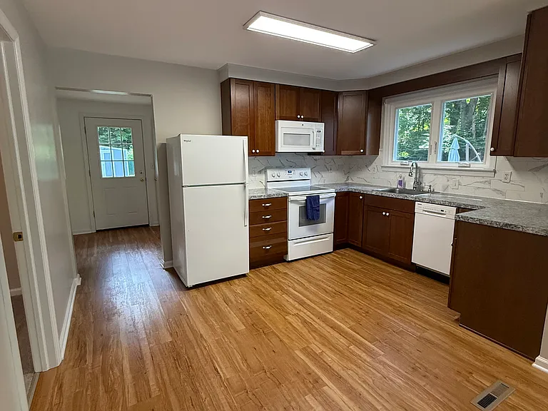 18 Abbott Dr — Photo 7