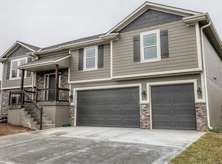 816 Cindy Ln, Raymore, MO 64083