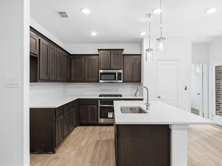 186 Balboa Ln — Photo 8