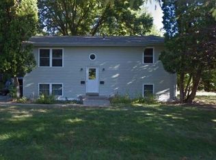837 1/2 N Summit St, Iowa City, IA 52245