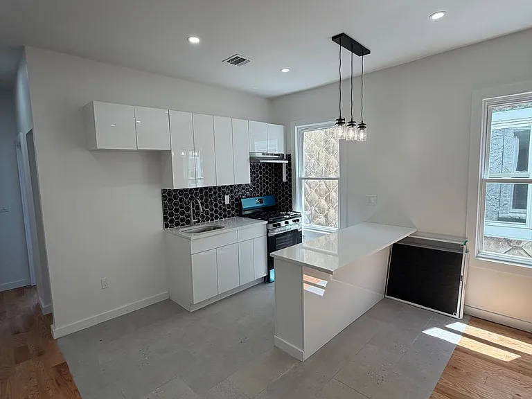 181 Woodside Ave #2F — Photo 12