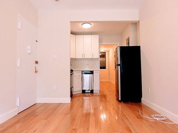 4th image of 425 W 45th St #1FW