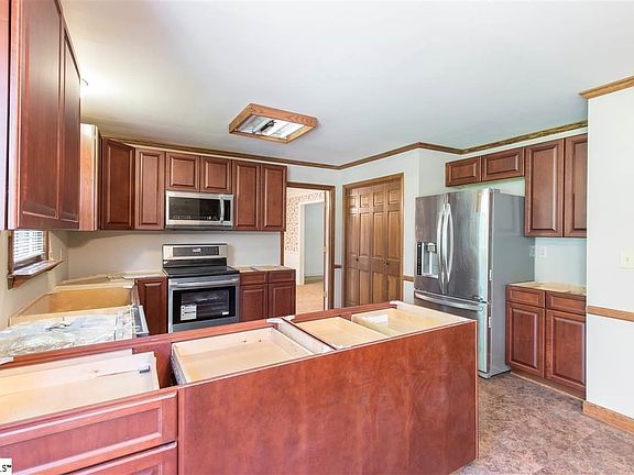 2nd image of 209 Stonehedge Dr