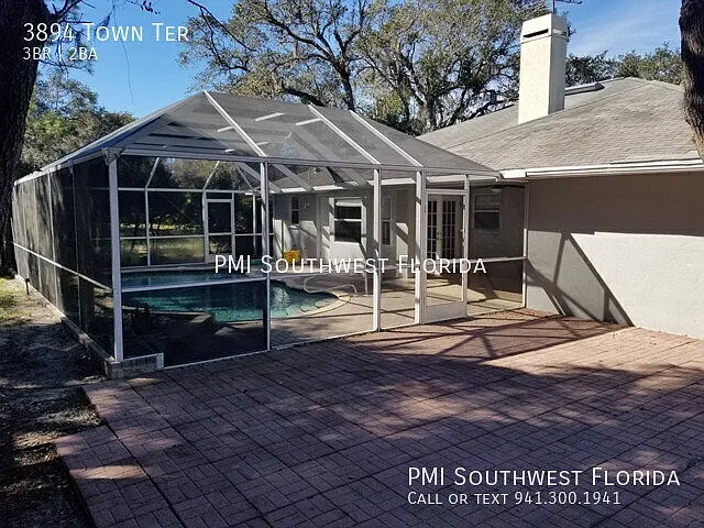 Beautiful 3 bedroom with Fireplace & Pool! — Photo 2