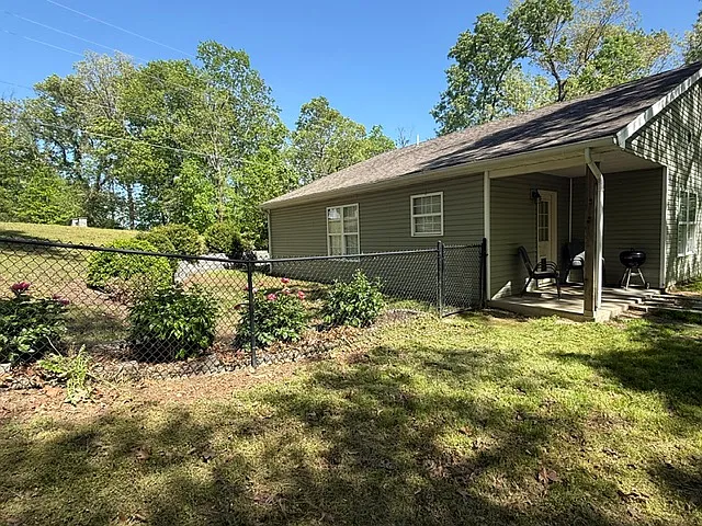 3 bed, 1228 sqft, $2,300 — Photo 3