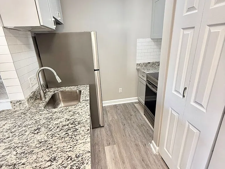 415 W 10th St — Photo 13