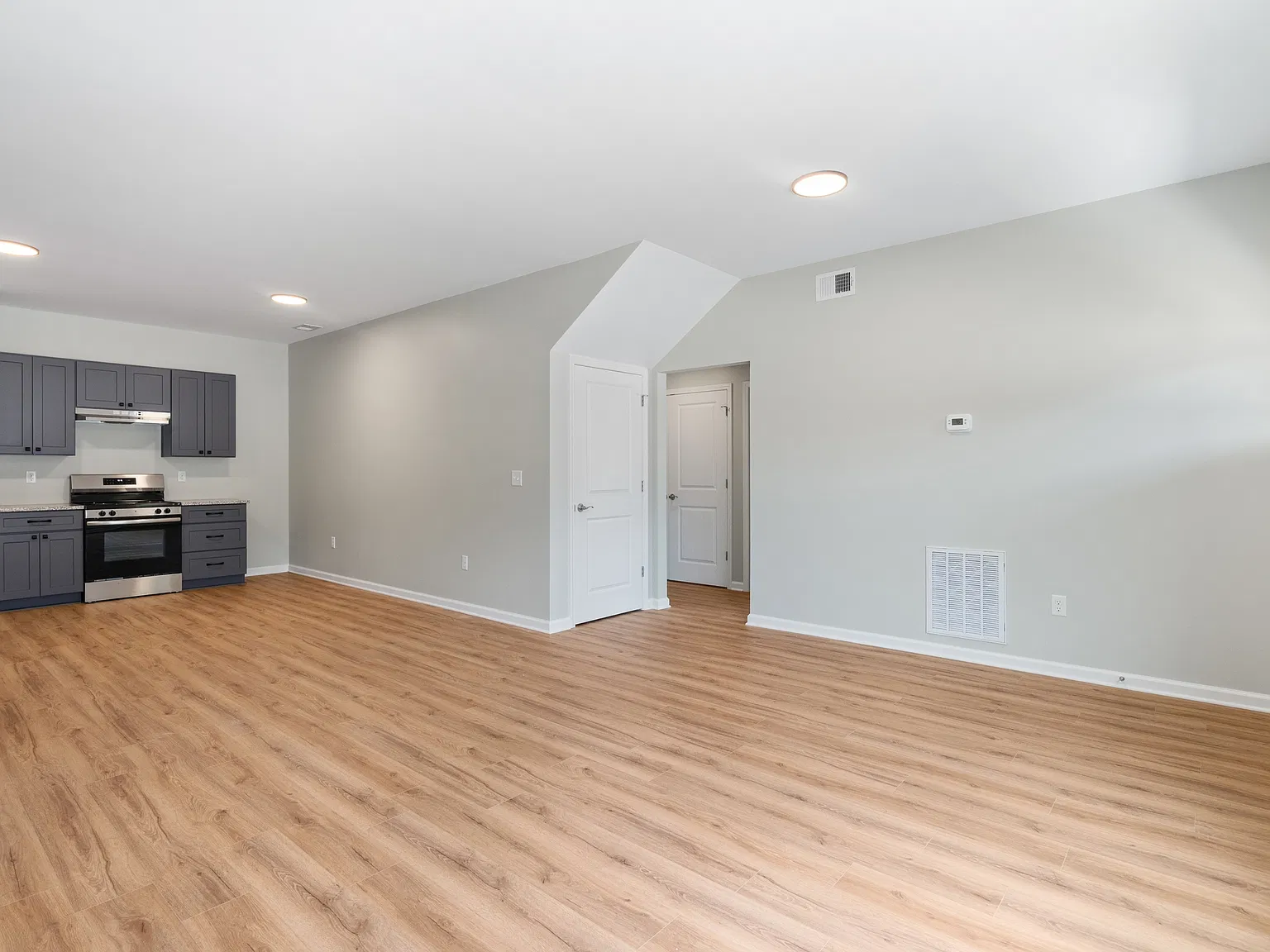 2 bed, 930 sqft, $1,900 — Photo 3
