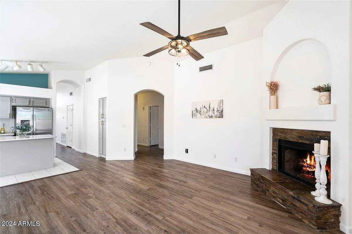 3 bed, 2.0 bath, 1661 sqft, $2,500 — Photo 2
