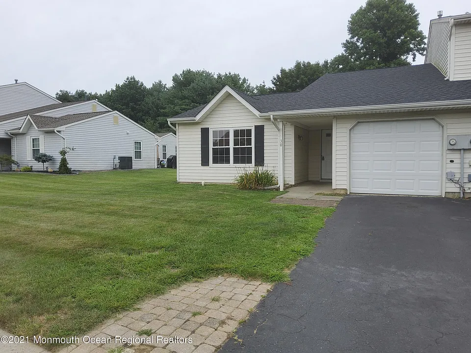 30 Harbor Cir