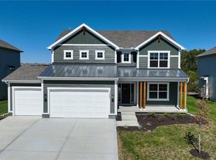 1422 SW Georgetown Dr, Lees Summit, MO 64082