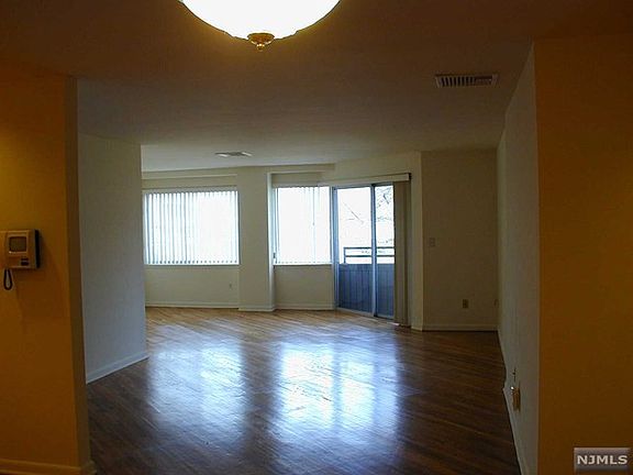 3rd image of 364 Palisade Ave APT 4B