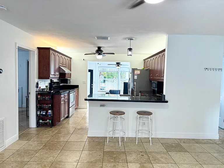 4540 SW 28th Ter — Photo 10
