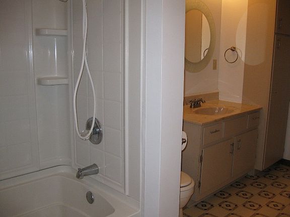 5th image of 515 Vine St
