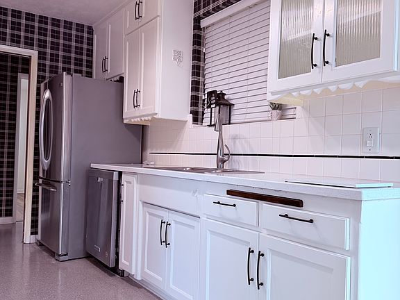 5th image of 403 Brent Pl