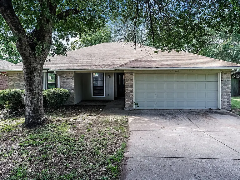 709 Daniels Dr — Photo 1