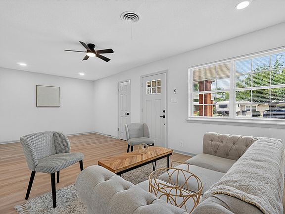 3rd image of 1301 Manor Dr