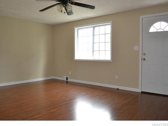 5th image of 90 Della Dr