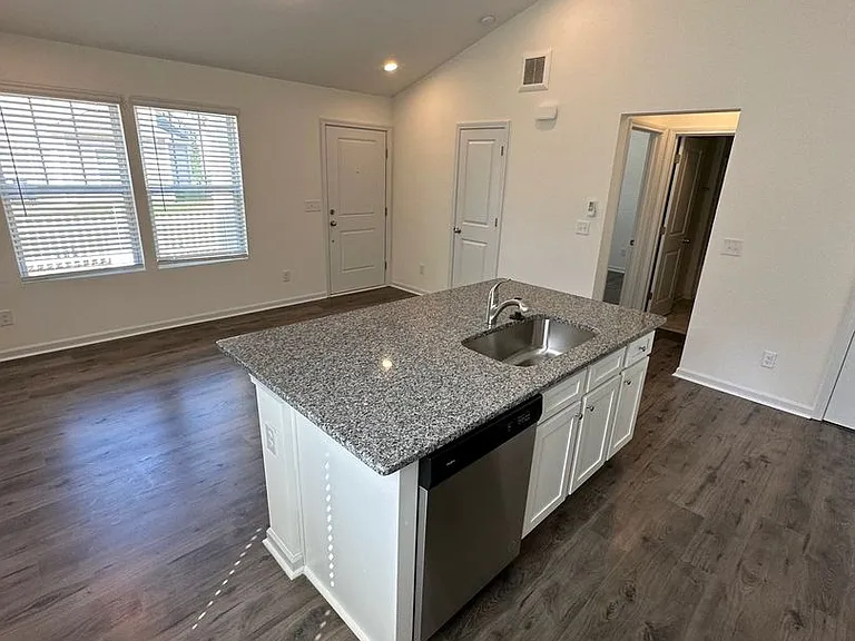 3218 Capitol Dr — Photo 5