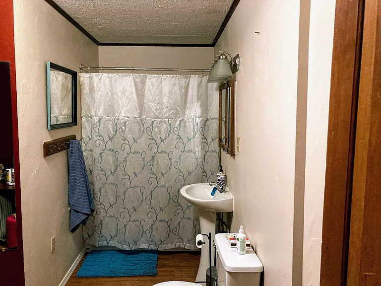 Out the master bedroom and directly to the left is the large full bathroom.
This space is larger then this looks in this photo :-)