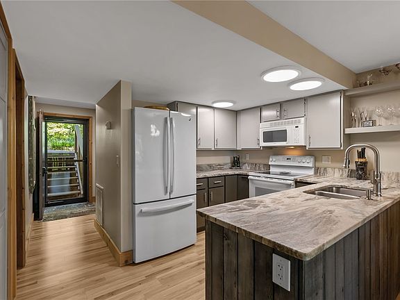 2nd image of 560 S Flagship Dr Unit 7