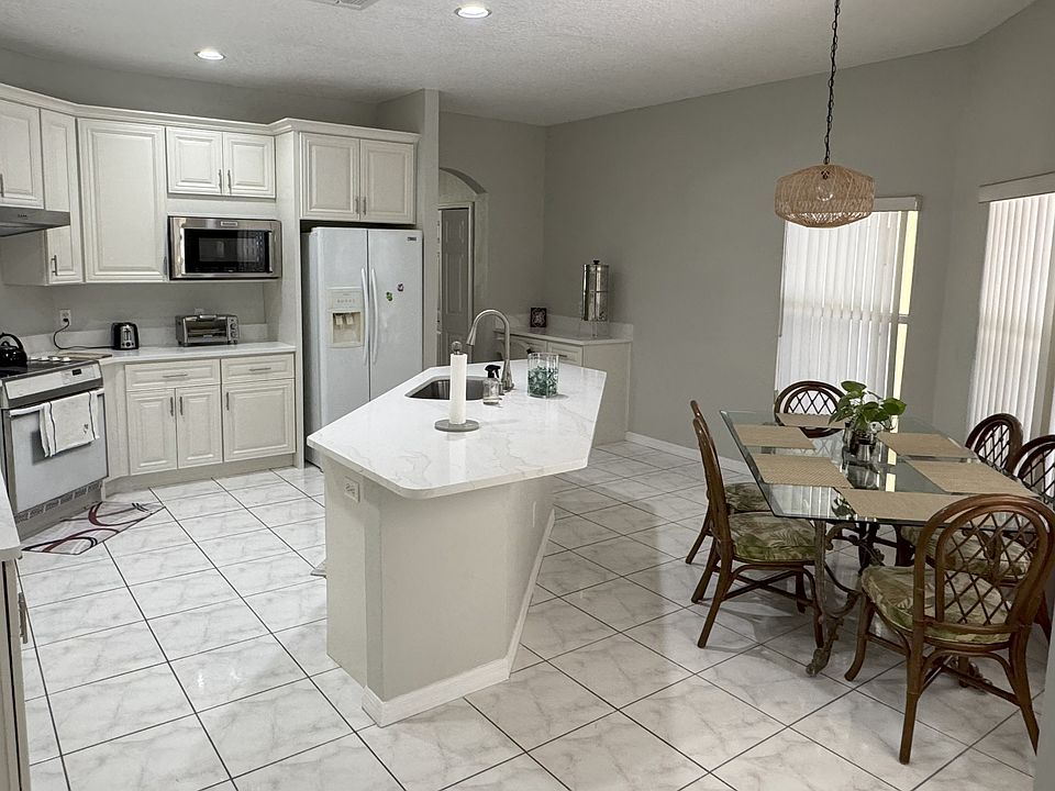 1st image of 4801 Rolling Oak Dr