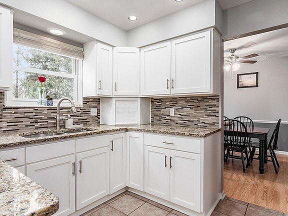 5th image of 79 SE Lakeview Dr