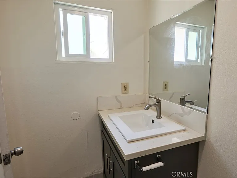 170 E Floral Dr — Photo 8