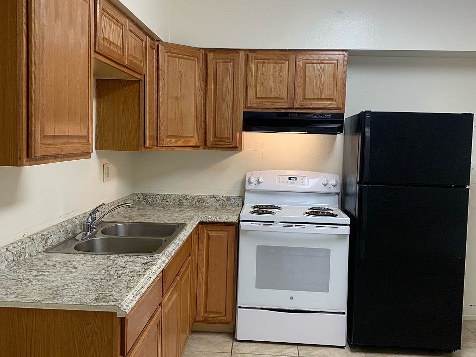 1st image of 37 University Dr APT 4