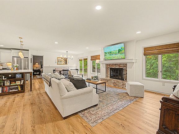 4th image of 15 Timbercrest Ln