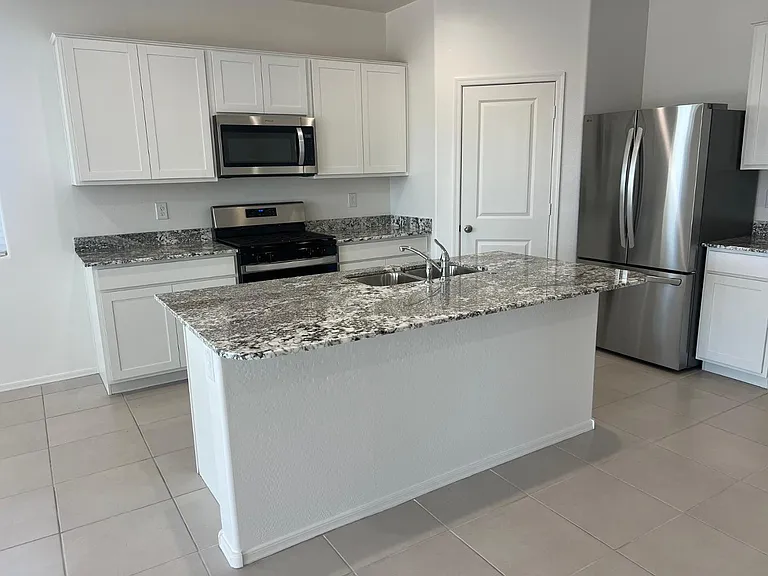 15645 W Desert Hollow Dr — Photo 8