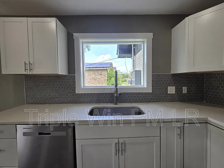 1908 E Lakeview — Photo 10