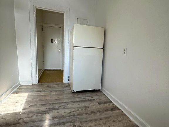 3rd image of 1114 Stratford Ave