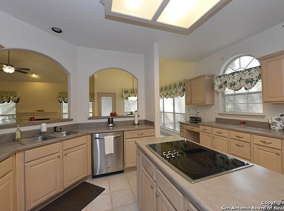5th image of 2761 Valencia Ln