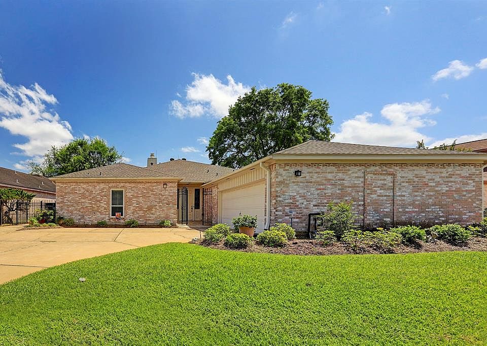 1st image of 20 Crestwood Cir