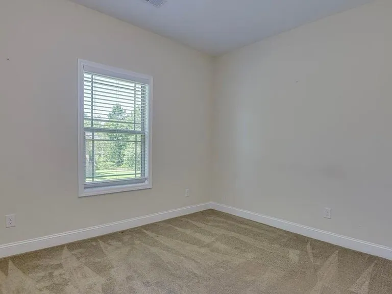 221 NW Grand Oaks Way — Photo 2